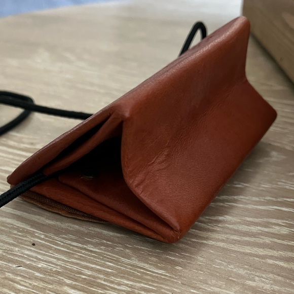 1970’s TRUE VINTAGE MOROCCAN HAND-TOOLED LEATHER MINI CROSSBODY PURSE - Picture 6 of 8